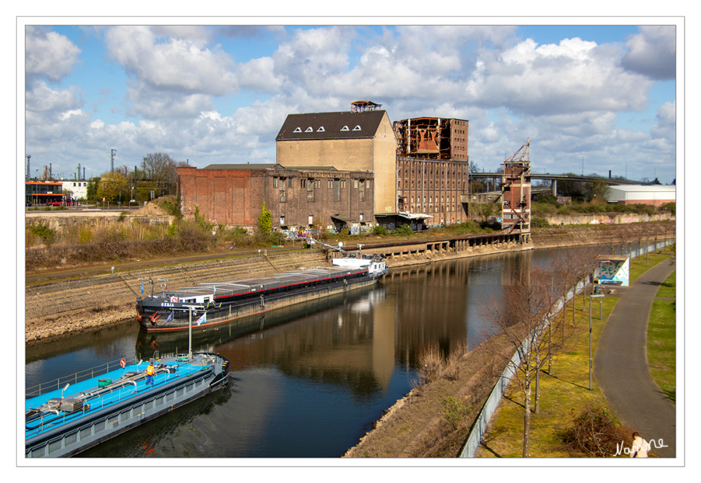 Neusser Hafen
Der Hafen besitzt fünf Hafenbecken. Zum Gewerbegebiet zählen Ölmühlen (u. a. Ölmühle Sels), Containerstationen, die Produktion und Entwicklungsabteilung des Automobilzulieferers Pierburg, die Produktion von Thomy, die Gipsproduktion von Knauf, die Papiertaschentücherproduktion von Tempo und viele weitere Produktionsstandorte verschiedener Firmen. lt. Wikipedia
Schlüsselwörter: 2026