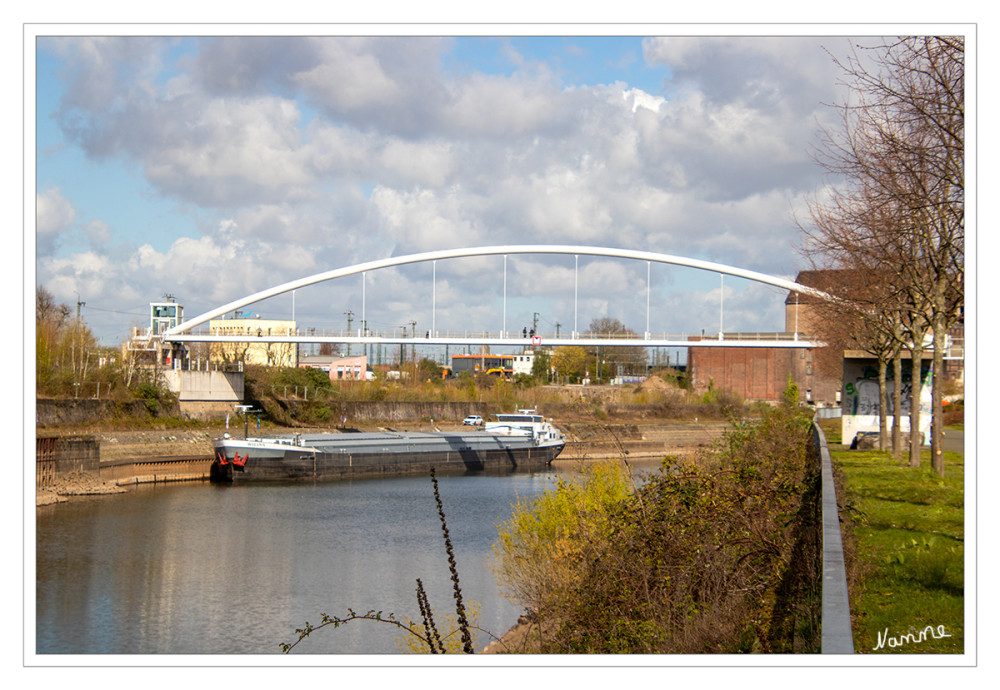 Neusser Hafen
Vom klassischen Hafenbetreiber haben wir uns zu einem übergeordneten Kooperationspartner für Wirtschaft, Politik und Gesellschaft entwickelt. NDH ist heute ein starker Partner in der Logistik und ein kompetenter Dienstleister für moderne Infrastruktur. Für eine zukunftsfähige Entwicklung unserer Standorte mit Weitblick und Perspektive. lt ndh
Schlüsselwörter: 2026