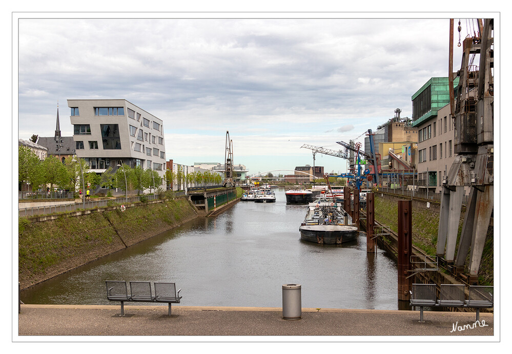 Am Hafenbecken
Wie die Hafenentwicklung ist auch die Stadtentwicklung ein äußerst dynamischer Prozess. Der Hafen rückt näher an die Bürgerinnen und Bürger. Arbeiten und leben am Wasser und eine reibungslose Gestaltung beider Interessen gewinnen immer mehr an Bedeutung. laut neuss
Schlüsselwörter: 2024