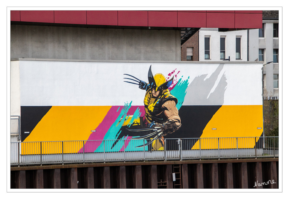 Graffiti am Neusser Hafenbecken
Bunte Schriften, kunstvoll bemalte Fassaden und Wände sowie ganze Züge, die vollständig gestaltet wurden – Graffiti ist überall im Stadtbild zu finden. Für die einen ist Graffiti illegal und einfach nur Vandalismus, für Fans ist es Kunst mit einem besonderen Ausdruck: Bilder, Zeichen, einzelne Schriftzüge: Graffiti ist vielseitig und kann von einem Kürzel des Künstlers bis hin zu aussagekräftigen Bildern reichen. Üblich ist es, dass Graffiti mit Sprühdosen angefertigt werden. lt. muca
Schlüsselwörter: 2026