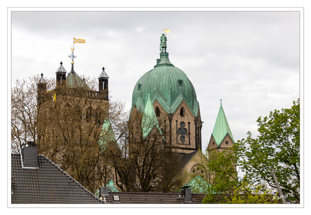 Neusser Quirinus
Das Quirinus-Münster gilt als hervorragendes Beispiel für die Sakralarchitektur in der Übergangszeit von der Romanik zur Gotik in Deutschland. Die Emporenbasilika zur Aufnahme der Pilger ist zudem der letzte große Kirchenbau im rheinischen Dreikonchenstil – die Querschiffe haben wie die Apsis einen runden Abschluss. laut Wikipedia




Schlüsselwörter: 2024