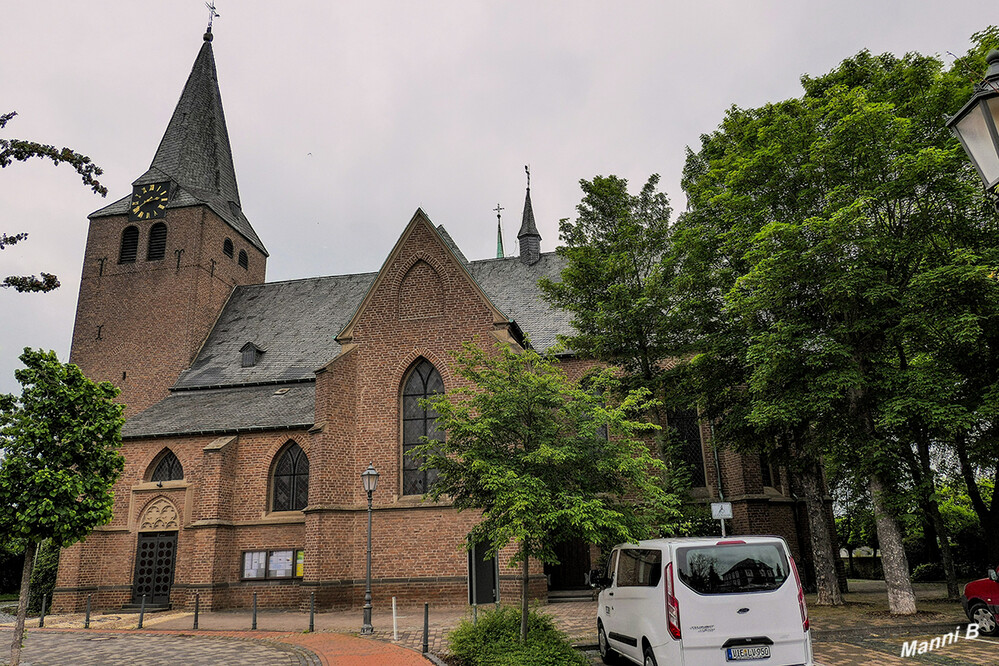 Niederkrüchten
Die Gemeinde Niederkrüchten liegt am linken Niederrhein im Westen des Bundeslandes Nordrhein-Westfalen und ist eine kreisangehörige Gemeinde des Kreises Viersen im Regierungsbezirk Düsseldorf. laut Wikipedia
