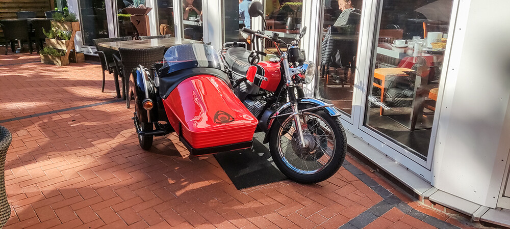 Herkules Wankel 2000 mit Seitenwagen
am Hotel in Papenburg
Norbert
Schlüsselwörter: 2022