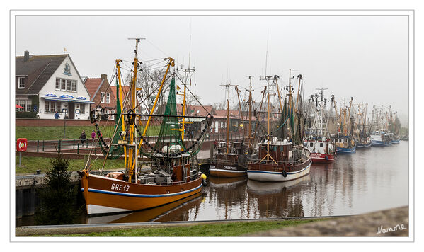 Greetsiel - Kutterhafen
Der Greetsieler Hafen besteht aus dem Fischereihafen an der Westseite und dem Yachthafen an der Ostseite des Hafenbeckens. Seit Fertigstellung der Landzunge Leyhörn führt ein tideunabhängiges Fahrwasser vom Greetsieler Hafen in die Außenems. laut Wikipedia
Schlüsselwörter: Nordsee; Greetsiel