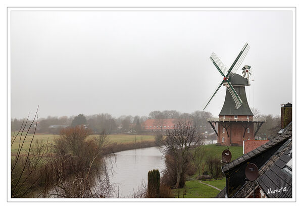 Greetsiel - Blick auf die grüne Mühle
Die Greetsieler Zwillingsmühlen sind das Wahrzeichen von Greetsiel, einem Ortsteil von Krummhörn in Ostfriesland.
Es handelt sich um zwei Holländerwindmühlen. Sie stehen im Abstand von etwa 130 Metern am Ortseingang östlich vom alten Greetsieler Sieltief. laut Wikipedia
Schlüsselwörter: Nordsee; Greetsiel