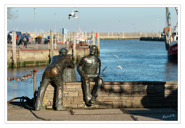 Neuharlingersiel - Fischerskulpturen
Zu den Sehenswürdigkeiten gehören in Neuharlingersiel zwei Skulpturen - Alt- und Jungfischer - des Bildhauers Hans-Christian Petersen aus Esens, die im Jahr 2000 im Hafen ihren Platz gefunden haben.
Schlüsselwörter: Nordsee; Neuharlingersiel