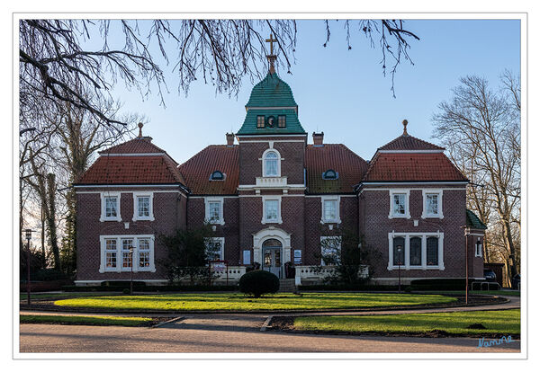 Neuharlingersiel - Sielhof
Der Sielhof in Neuharlingersiel war im 18. Jahrhundert ein Herrensitz.
Der Sielhof wurde 1991 mit viel Liebe zum Detail restauriert – die historische Deckenbemalung, die alten Türen oder die Fließenwand konnten somit originalgetreu erhalten werden. Heute kann man hier sehr gut essen. laut ferienratgeber-nordsee
Schlüsselwörter: Nordsee; Neuharlingersiel