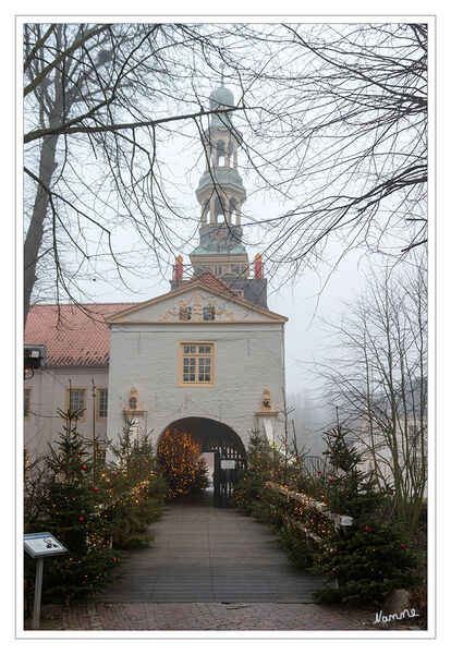 Wasserschloss Dornum
Eingangsportal der Norderburg 
Die Schlossstraße führt durch das Torhaus von 1678 mit seinem Turmhelm von 1707 und endet auf dem weiten Platz der Vorburg, in dem ebenfalls die von alten Bäumen gesäumte barocke Schlossallee mündet. laut Wikipedia
Schlüsselwörter: Nordsee;