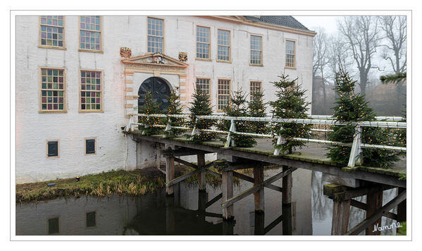 Wasserschloss Dornum
Eingangsbrücke zum Hauptgebäude 
Schlüsselwörter: Nordsee;