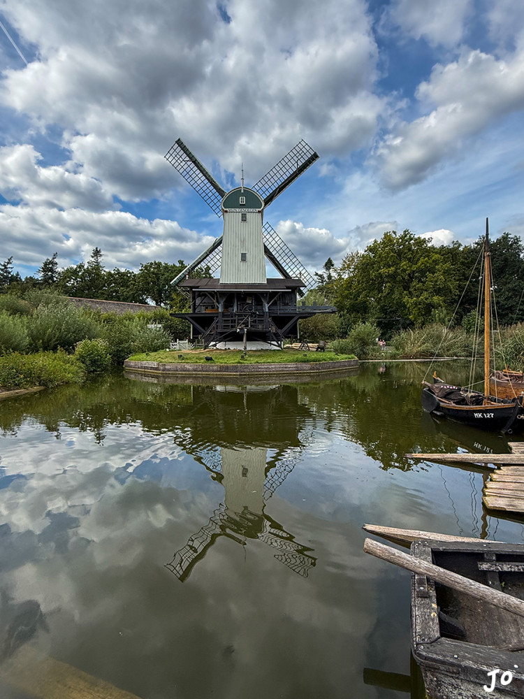 Paltrockmühle
ist eine abgewandelte Bockwindmühle, bei der das Mühlengebäude auf einen Rollenkranz gesetzt wurde. Durch diese Veränderung konnte die Mühle vergrößert werden und mehr Mahlgänge oder Maschinen aufnehmen. lt. Wikipedia
Schlüsselwörter: 2025, Openluchtmuseum