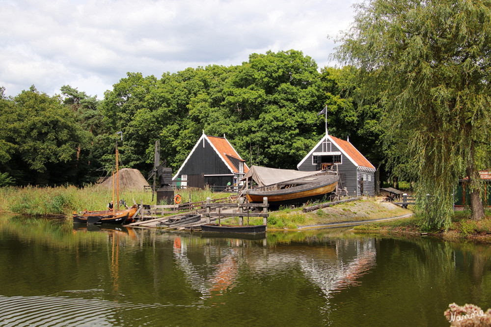 Alte Schiffswerft
De Hoop werden Schiffe nur repariert und gewartet.Gebaut werden sie in der Hauptfiliale in Monnickendam. Auf Marken werden die Schiffe instandgesetzt und die Schiffsböden von Seepocken und Muscheln befreit. Dazu werden sie mit dem Gangspill auf die Helling gezogen. Das Gangspill ist die Holzwinde mit den langen Spaken, mit der zwei Mann zusammen ein Kabel aufwinden. lt. openluchtmuseum
Schlüsselwörter: 2025