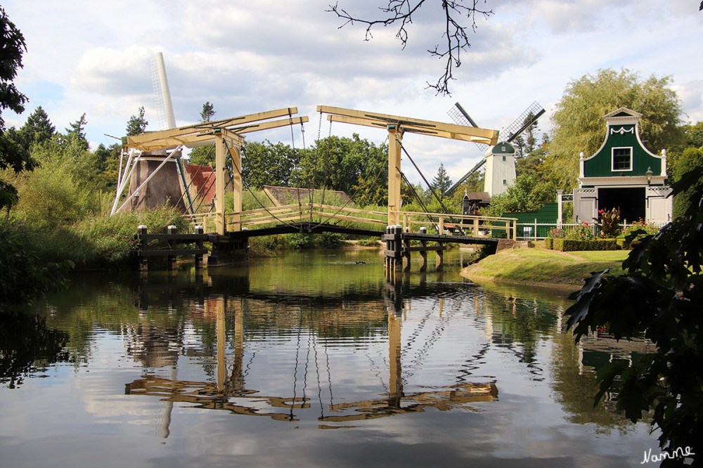 Zugbrücke
Auf einem der Pfosten der hölzernen Brückentore hängt eine Preisliste von 1771. Darauf ist genau angegeben was eine Brückenpassage kostet. Schiffsführer zahlen natürlich für das Öffnen der Brücke, aber auch Füßgänger, die die Brücke überqueren möchten, zahlten einen Zoll. lt.Openluchtmuseum
Schlüsselwörter: 2025