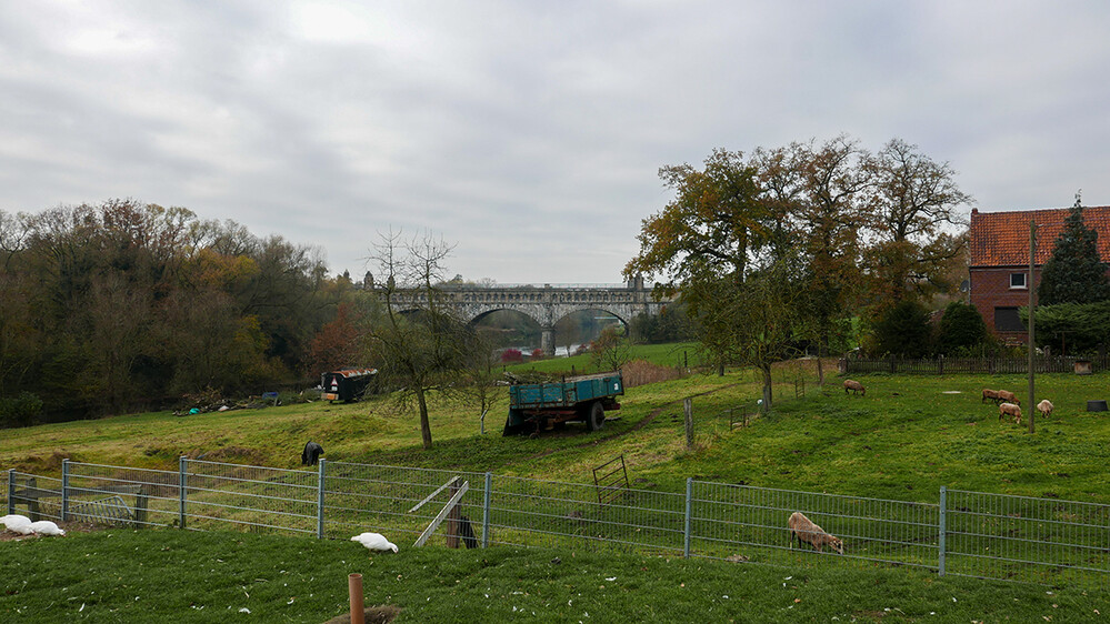 Weitwinkel " Kanalbrücke Alte Fahrt"
Blick von Fleischerei Volle
Norbert
Schlüsselwörter: 2021