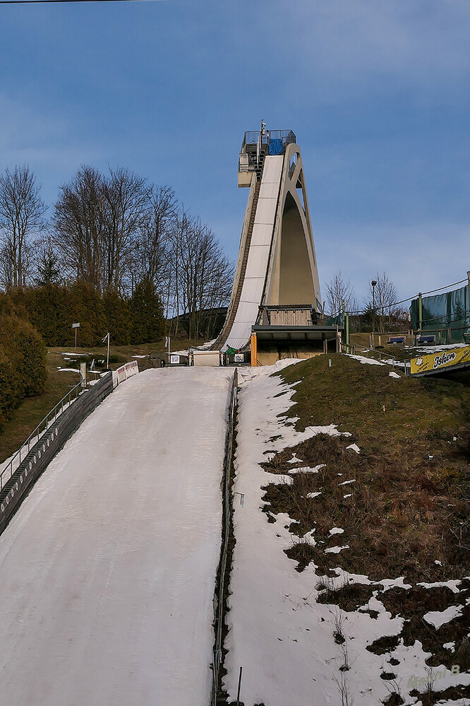 Winterberg
Die St.-Georg-Schanze bei Winterberg im nordrhein-westfälischen Hochsauerlandkreis ist eine auch als Mattenschanze genutzte Skisprungschanze im Skiliftkarussell Winterberg im Rothaargebirge. laut Wikipedia
Schlüsselwörter: Sauerland