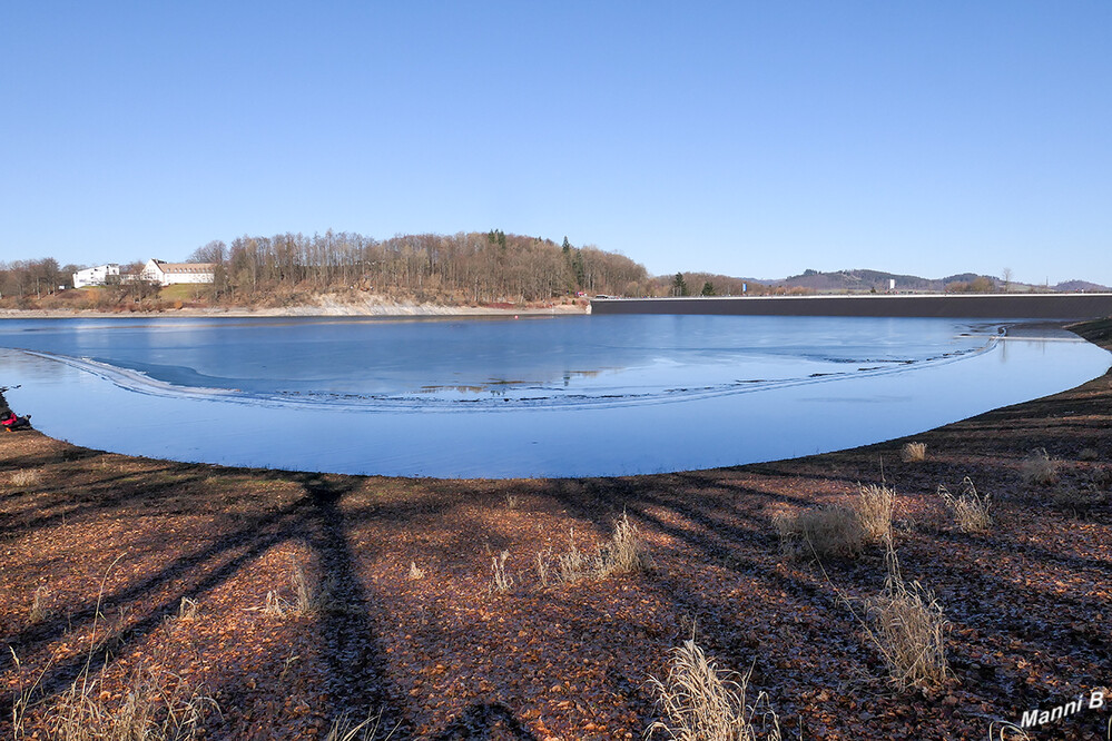 Hennesee
Hauptzweck des Wasserspeichers ist die Bereitstellung von Zuschusswasser für den Wasserverbrauch an der mittleren und unteren Ruhr. Durch die Entnahme von Ruhrwasser und Aufbereitung zu Trinkwasser, das nach Verbrauch in andere Einzugsgebiete abgeleitet wird, wird ein Defizit in der Ruhrwasserführung erzeugt, das ausglichen werden muss. Die zentrale Steuerung der Wasserabgabe erfolgt durch die Talsperrenleitzentrale des Ruhrverbands in Essen. laut Wikipedia
Schlüsselwörter: Sauerland