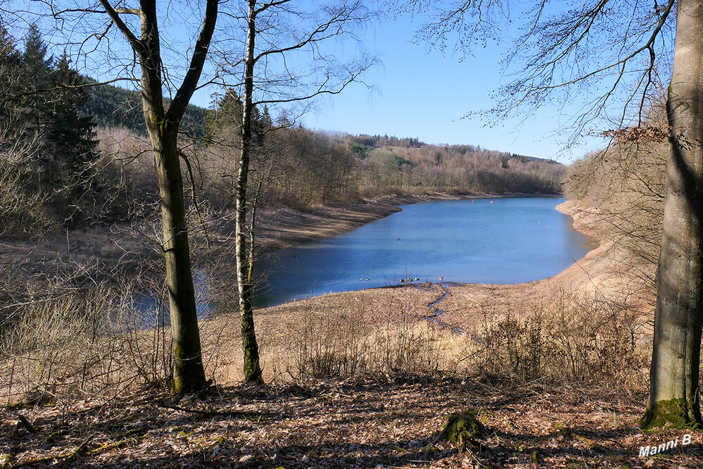 Hennesee
Die Hennetalsperre dient der Sicherstellung der Wasserversorgung, dem Hochwasserschutz, der Energiegewinnung aus Wasserkraft und der Freizeitnutzung. laut ruhrverband
Schlüsselwörter: Sauerland