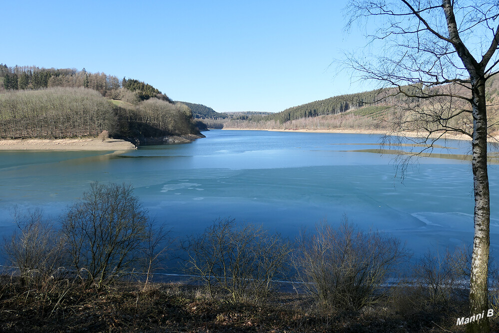 Hennesee 
Als weitere Aufgabe kommt der Sperre der Hochwasserschutz zu. In Zeiten hoher Niederschläge oder bei Tauwetter mit Schneeschmelze können die Hochwasserspitzen gemildert werden. Daher muss im Winter ein Hochwasserschutzraum frei gehalten werden. laut Wikipedia
Schlüsselwörter: Sauerland