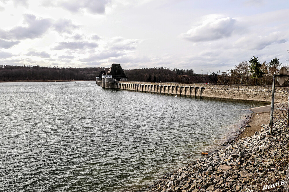 Möhneseetalsperre 
Der Möhnesee ist ein Stausee an der Möhne. Er liegt im Gemeindegebiet von Möhnesee im nordrhein-westfälischen Kreis Soest. laut Wikipedia
Schlüsselwörter: Sauerland