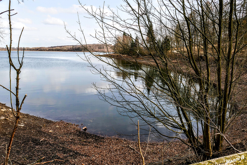 Möhneseeimpressionen
Der Möhnesee liegt am Nordwestrand des Naturparks Arnsberger Wald. Südlich entlang dem zur Westfälischen Bucht überleitenden Haarstrang zieht er sich in Ost-West-Richtung durch die nach ihm benannte Gemeinde Möhnesee und staut, neben kleineren Bächen, die Möhne und die Heve.  laut Wikipedia
Schlüsselwörter: Sauerland