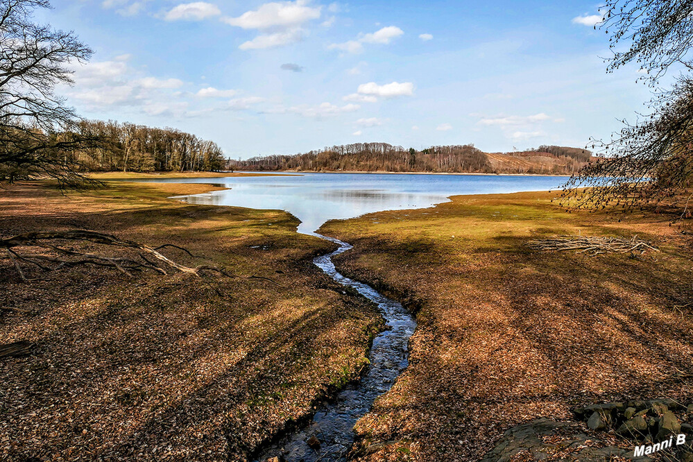 Möhneseeimpressionen
Der Möhnesee liegt am Nordwestrand des Naturparks Arnsberger Wald. Südlich entlang dem zur Westfälischen Bucht überleitenden Haarstrang zieht er sich in Ost-West-Richtung durch die nach ihm benannte Gemeinde Möhnesee und staut, neben kleineren Bächen, die Möhne und die Heve.  laut Wikipedia
Schlüsselwörter: Sauerland