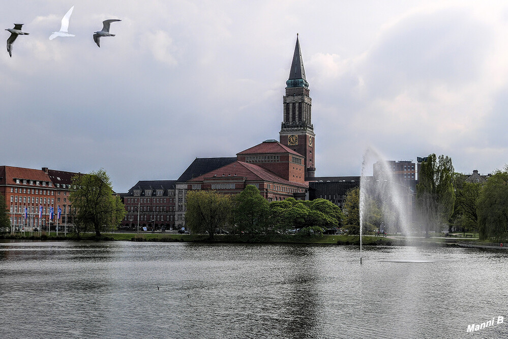 Kiel
Das Kieler Rathaus ist das Rathaus der schleswig-holsteinischen Landeshauptstadt Kiel. Der 106 m hohe Rathausturm ist eines ihrer Wahrzeichen. laut Wikipedia
Schlüsselwörter: Schleswig-Holstein