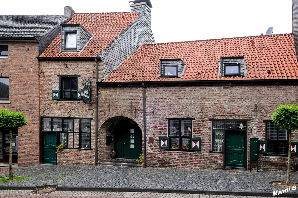 Burggemeide Brüggen
Brüggen liegt in der malerischen Landschaft des Naturparks Schwalm-Nette. In der Burggemeinde leben 15.800 Einwohner. Romantische Torbögen, winkelige Gassen, malerische Mühlen und traditionsreiche Gebäude geben dem Ort seinen unverwechselbaren Charme. laut wfg-kreis-viersen 
