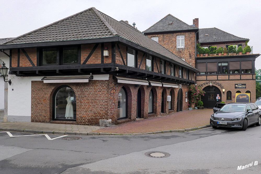 Burggemeide Brüggen
Brüggen liegt in der malerischen Landschaft des Naturparks Schwalm-Nette. In der Burggemeinde leben 15.800 Einwohner. Romantische Torbögen, winkelige Gassen, malerische Mühlen und traditionsreiche Gebäude geben dem Ort seinen unverwechselbaren Charme. laut wfg-kreis-viersen 
