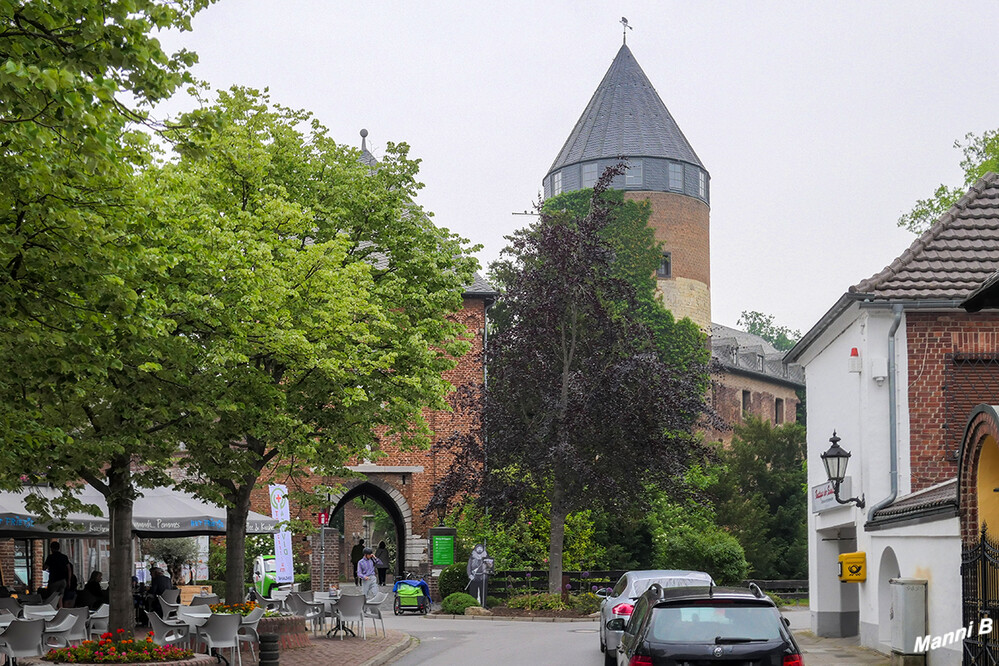 Burggemeide Brüggen
Mitten in Brüggen liegt das Wahrzeichen, die 1289 erstmals urkundlich erwähnte Burg, heute Sitz des „Museum Mensch und Jagd“ und der Tourist-Information der Burggemeinde und des Naturparks Schwalm-Nette. Jeweils im Sommer finden im Innenhof Café-Konzerte und Theaterveranstaltungen statt. laut wfg-kreis-viersen
