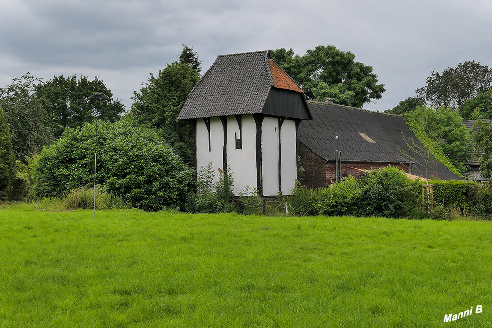 Berfes, bäuerlicher Wehr- u. Schutzturm
bei St. Hubert
