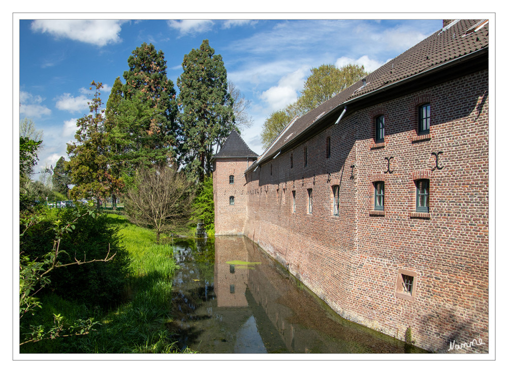 Schloss Paffendorf
Die im 16. Jahrhundert erbaute Anlage ist von Wassergräben umgeben und besteht aus dem mehrflügeligen, zweigeschossigen Herrenhaus und der ehemals landwirtschaftlich genutzten Vorburg, die rechtwinklig einen geräumigen Wirtschaftshof umschließt. lt.schlosspaffendorf.
Schlüsselwörter: 2025