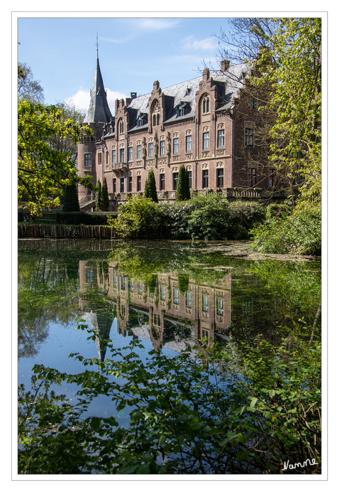 Schloss Paffendorf
Das Gebäude wurde zwischen 1531 und 1546 unter Wilhelm von dem Bongard ganz aus Backstein im Stil der Renaissance auf Grundmauern eines Vorgängerbaus erbaut. Die zweiteilige Anlage ist mit einem großen Wassergraben umgeben, der früher aus der Erft gespeist wurde. Zugänglich ist sie durch zwei gegenüberliegende Torbauten an der Nahtstelle zwischen Vor- und Hauptburg. lt. Wikipedia
Schlüsselwörter: 2025