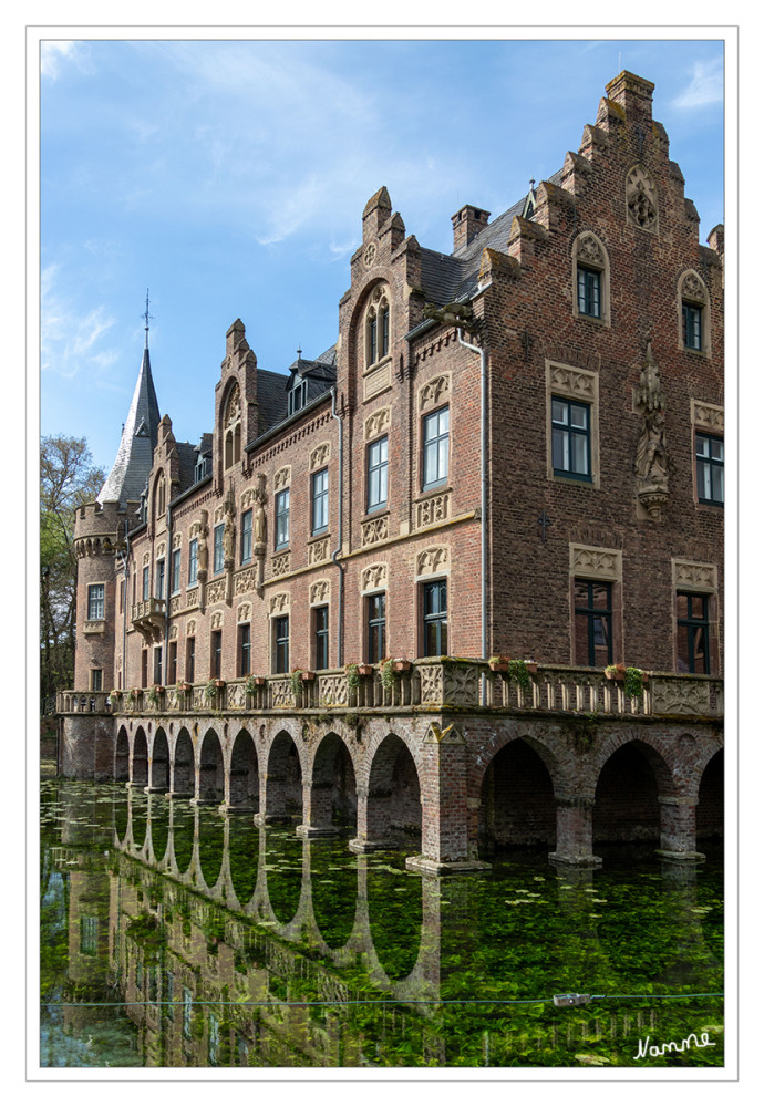 Schloss Paffendorf
Das Gebäude wurde zwischen 1531 und 1546 unter Wilhelm von dem Bongard ganz aus Backstein im Stil der Renaissance auf Grundmauern eines Vorgängerbaus erbaut. Die zweiteilige Anlage ist mit einem großen Wassergraben umgeben, der früher aus der Erft gespeist wurde. Zugänglich ist sie durch zwei gegenüberliegende Torbauten an der Nahtstelle zwischen Vor- und Hauptburg. lt. Wikipedia
Schlüsselwörter: 2025