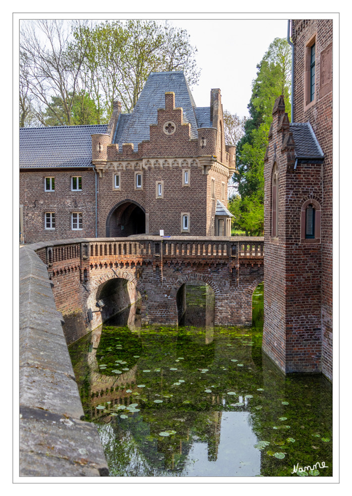 Schloss Paffendorf
Die im 16. Jahrhundert erbaute Anlage ist von Wassergräben umgeben und besteht aus dem mehrflügeligen, zweigeschossigen Herrenhaus und der ehemals landwirtschaftlich genutzten Vorburg, die rechtwinklig einen geräumigen Wirtschaftshof umschließt. lt.schlosspaffendorf.
Schlüsselwörter: 2025