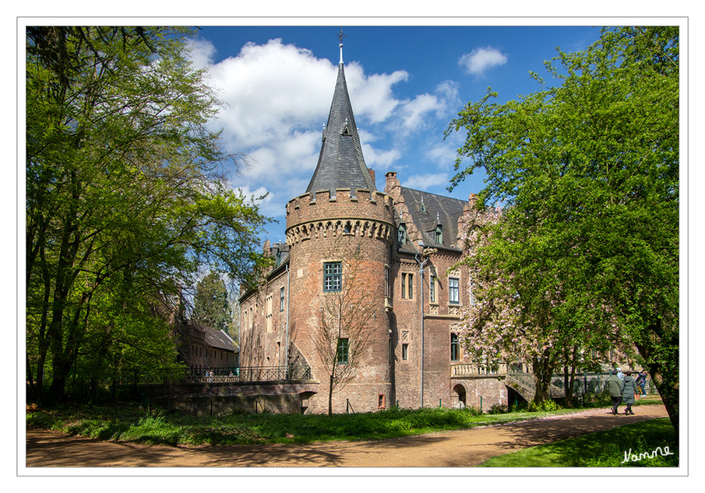 Schloss Paffendorf
Das Schloss Paffendorf ist eine der vielen Burgen und Herrensitze in der Erftniederung. Die im 16. Jahrhundert erbaute Anlage ist von Wassergräben umgeben und besteht aus dem mehrflügeligen, zweigeschossigen Herrenhaus und der ehemals landwirtschaftlich genutzten Vorburg, die rechtwinklig einen geräumigen Wirtschaftshof umschließt. Zwei wuchtige Rundtürme, diagonal gegenüberstehend, flankieren das Hauptgebäude. lt.schlosspaffendorf
Schlüsselwörter: 2025