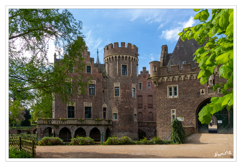 Schloss Paffendorf
Tor zum Park
Die zweiteilige Anlage ist mit einem großen Wassergraben umgeben, der früher aus der Erft gespeist wurde. Zugänglich ist sie durch zwei gegenüberliegende Torbauten an der Nahtstelle zwischen Vor- und Hauptburg. Ein Tor führt zum Park. lt. Wikipedia
Schlüsselwörter: 2025