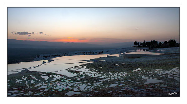 Die Sonne geht unter
Ähnliche Sinterterrassen befinden sich an den Mammoth Hot Springs im Yellowstone-Nationalpark und deutlich kleiner in Egerszalók bei Eger in Ungarn.

laut Wikipedia
Schlüsselwörter: Türkei Antalya