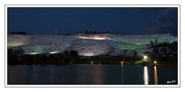 Pamukkale
Wie eine Winterlandschaft wirkt es.
Von unten aus gesehen.
Schlüsselwörter: Türkei Pamukkale