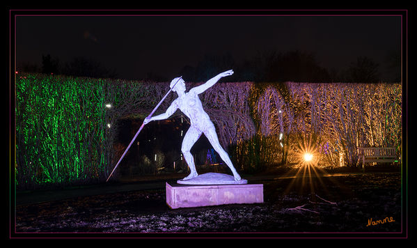 Gruga - Parkleuchten
Das Areal ist wie gemacht für Illuminationen verschiedenster Art: Alter Baumbestand, ein romantisches Wegenetz und lauschige Ecken bieten eine abwechslungsreiche Kulisse für Beleuchtungen, Projektionen sowie Licht- und Schattenspiele. Die Bäume scheinen bunt. Den Wegesrand säumen Lichtobjekte. Darunter grafische Elemente, Abstraktes und Originelles. laut grugapark 
Schlüsselwörter: Essen, Parkleuchten