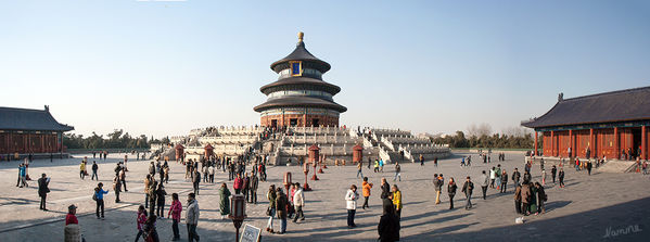 Himmelstempel
Der Himmelstempel ist eine Tempelanlage in Peking, in der die Kaiser der Ming- und Qing-Dynastien jedes Jahr für eine gute Ernte beteten. Der 36 Meter breite und 38 Meter hohe Rundbau hat einen kreisförmigen Grundriss und steht auf einer dreistufigen Marmorterrasse. 
Schlüsselwörter: Peking Himmelstempel