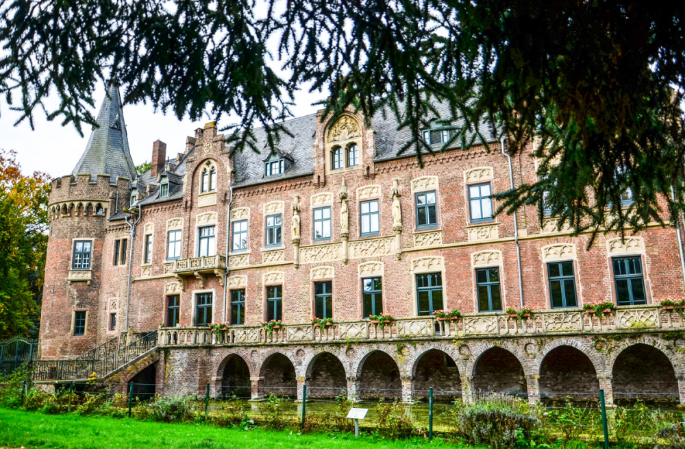 Schloss Paffendorf - Rückseite
Perla
Schlüsselwörter: 2025