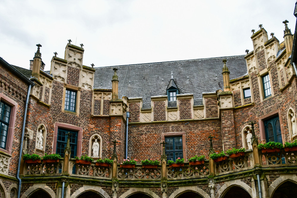 Schloss Paffendorf - Teilansicht
Perla
Schlüsselwörter: 2025