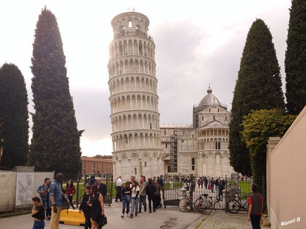 Schiefer Turm von Pisa
(italienisch Torre pendente di Pisa) ist das wohl bekannteste geneigte Gebäude der Welt und Wahrzeichen der Stadt Pisa in Italien. 
Schlüsselwörter: Italien