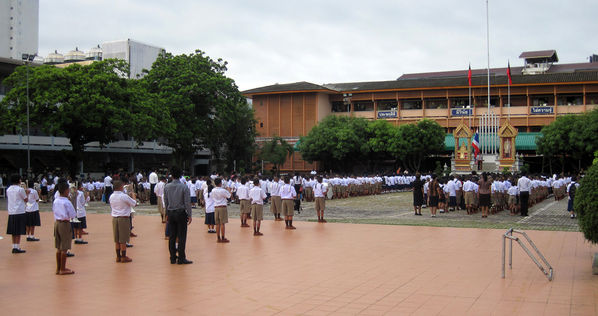 Morgenappell
Nicht nur die Schuluniform ist obligatorisch.
Morgens versammeln sich die Klassen auf den Schulhof zum hissen der Flagge und zum singen der Nationalhymne.
Schlüsselwörter: Thailand