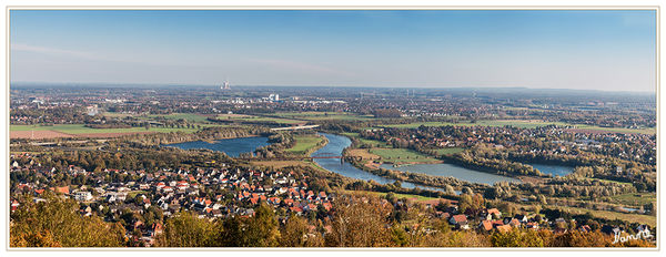 Ausblick
Vom Kaiser-Wilhelm-Denkmal aus bieten sich oftmals gute Aussichtsmöglichkeiten.
Blick nach Nordosten mit Barkhausen (vorne), diagonal fließender Weser, Grüner Brücke Neesen (alte Eisenbahnbrücke), Brücke der B 65 (hinten) und jenseits des Flusses liegender Ortschaft Neesen.
Schlüsselwörter: Porta Westfalica Kaiser-Wilhelm-Denkmal