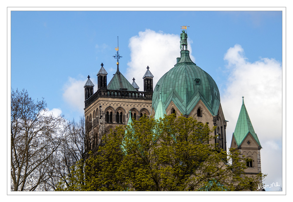 Quirinus Münster
ist eine Kirche im Rheinischen Übergangsstil am Niederrhein und Wahrzeichen der Stadt Neuss. Es wurde in den Jahren zwischen 1209 und 1230 erbaut und am 6. Oktober 2009 von Papst Benedikt XVI. auf Bitten des Kölner Erzbischofs Joachim Kardinal Meisner in den Stand einer Basilica minor erhoben. lt Wikipedia
Schlüsselwörter: 2026