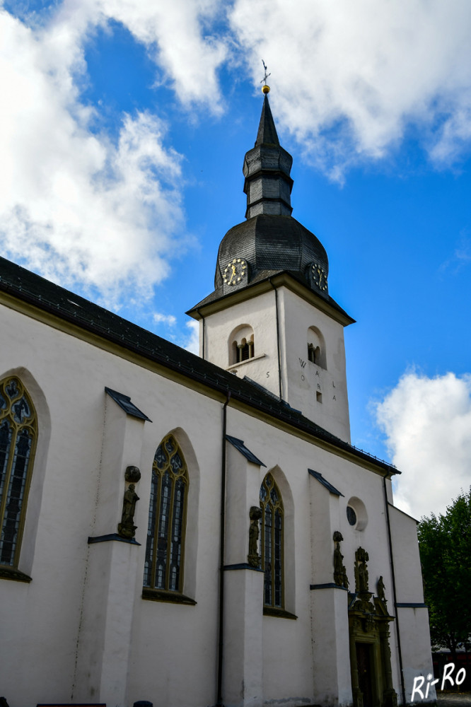 Teilansicht St. Walburga, ehemaliges Stift Meschede
Der gemauerte Teil des Turmes mit seiner welschen Haube aus dem 17.Jahrhundert (nach dem Zweiten Weltkrieg bis 1954 wieder hergerichtet) gilt als die älteste Einturmanlage nördlich der Alpen. Der Bau wird in Fachkreisen als Kulturgut europäischen Ranges bezeichnet. (wikipedia)
Schlüsselwörter: 2025