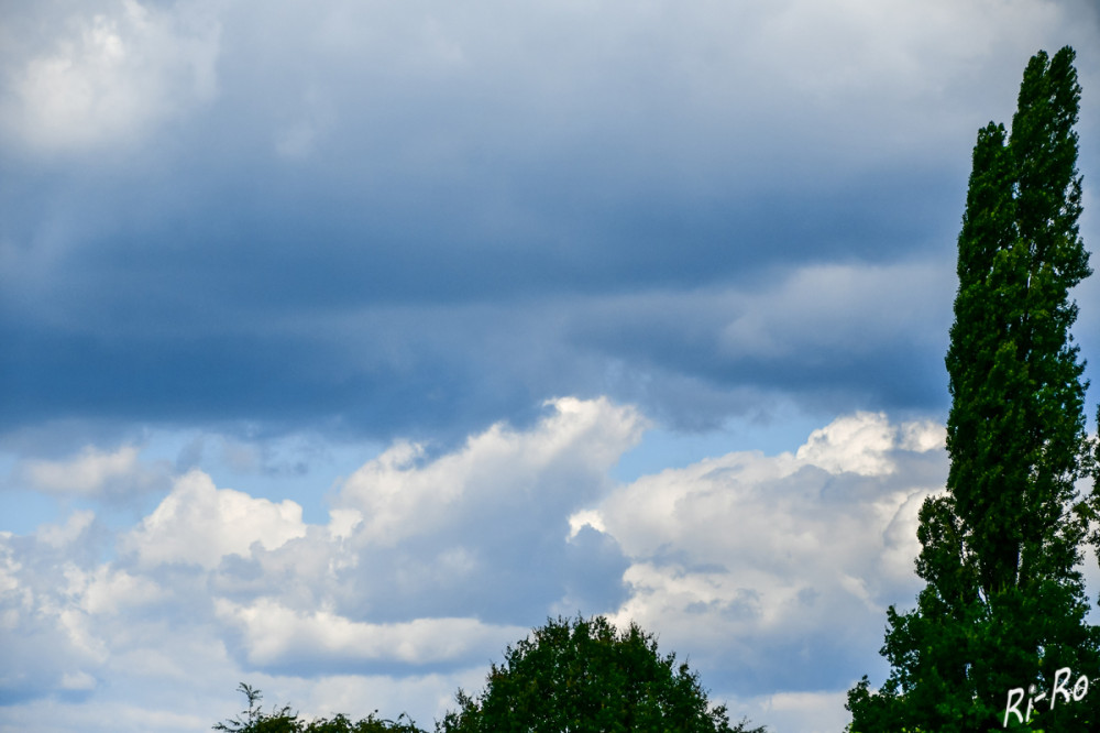 Cumulus
Wenn Wolken einen scheinbar scharfen Rand haben, dann dort, wo Luft lokal begrenzt schnell aufsteigt. Cumulus-Wolken sind sogenannte Quellwolken, werden aber auch häufig Schönwetterwolken genannt. (wikipedia)
Schlüsselwörter: 2025