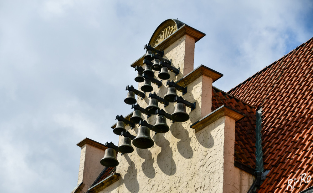 Glockenspiel mit Schattenwurf
Altes Rathaus der Stadt Haltern am See. Es wurde 1575 - 1577 an der Nordseite des Marktplatzes mit Renaissancegiebeln erbaut. Am Giebel zur Marktseite befindet sich ein Glockenspiel. (haltern-am-see)
Schlüsselwörter: 2025