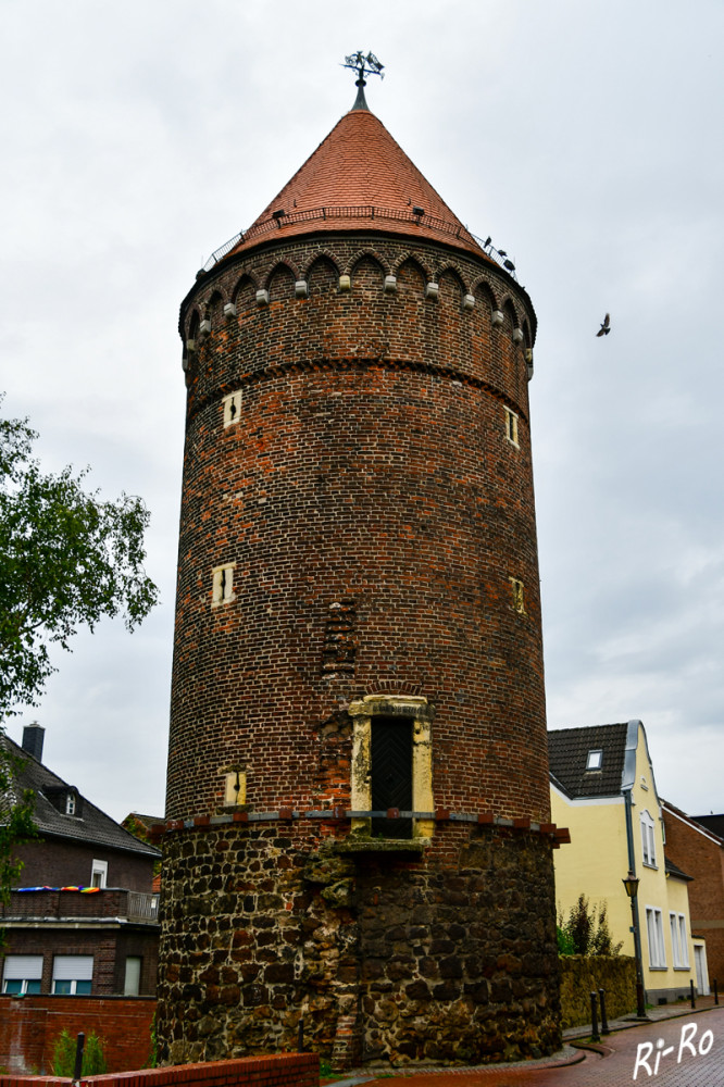 Historisches Baudenkmal
Der Siebenteufelsturm, sticht als Zeugnis mittelalterlicher Architektur besonders hervor. Erbaut im Jahr 1502, repräsentiert dieser runde Ziegelbau mit seinem charakteristischen Spitzbogenfries u. den Schießscharten die Militärarchitektur der damaligen Zeit. Ursprünglich ein Teil der Stadtbefestigung, ist der Turm heute das letzte sichtbare Überbleibsel dieser Verteidigungsstrukturen, die im 18. u. 19. Jahrhundert zum großen Teil abgetragen wurden. (nrw-tourist)
Schlüsselwörter: 2025
