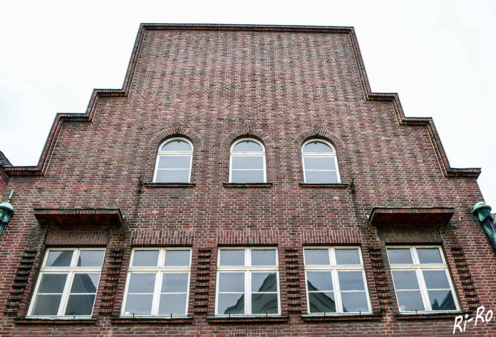 Treppengiebel
auch Stufen- oder Staffelgiebel ist eine ab dem Mittelalter genutzte Giebelform. Er hat eine abgetreppte Kontur und ragt über das Dach heraus, sodass First und Traufe verdeckt werden. (urbs-mediaevalis)
Schlüsselwörter: 2025